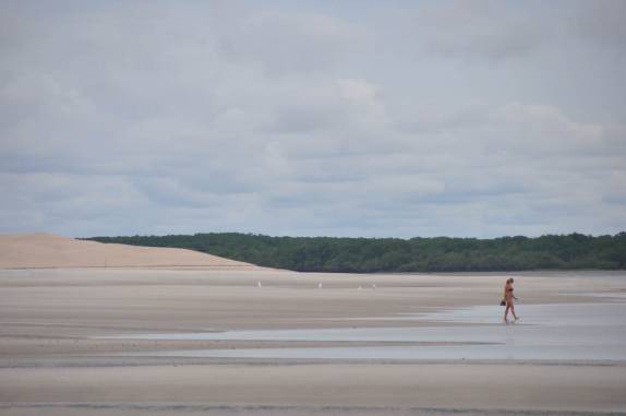 Caminhando na praia na Ilha de Lençóis, nas Reentrâncias Maranhenses - MA